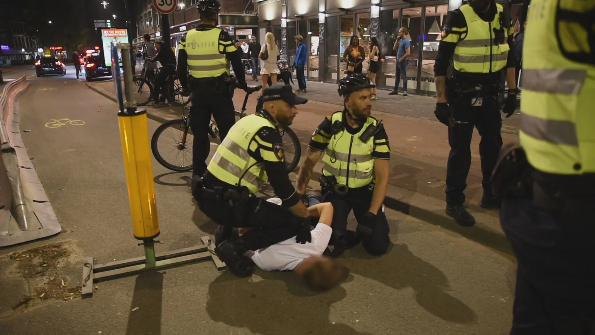 Rommelige laatste uitgaansnacht in Tilburg: lange rijen, dronken jongeren en een vechtpartij