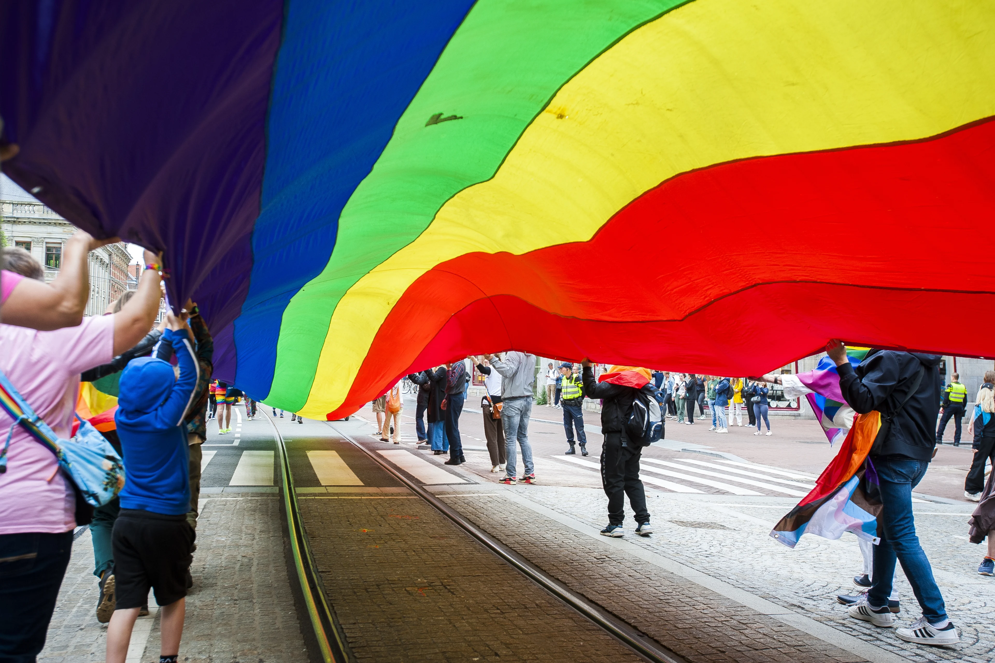 Amsterdammer (26) aangehouden voor inrijden op dragqueen en partner