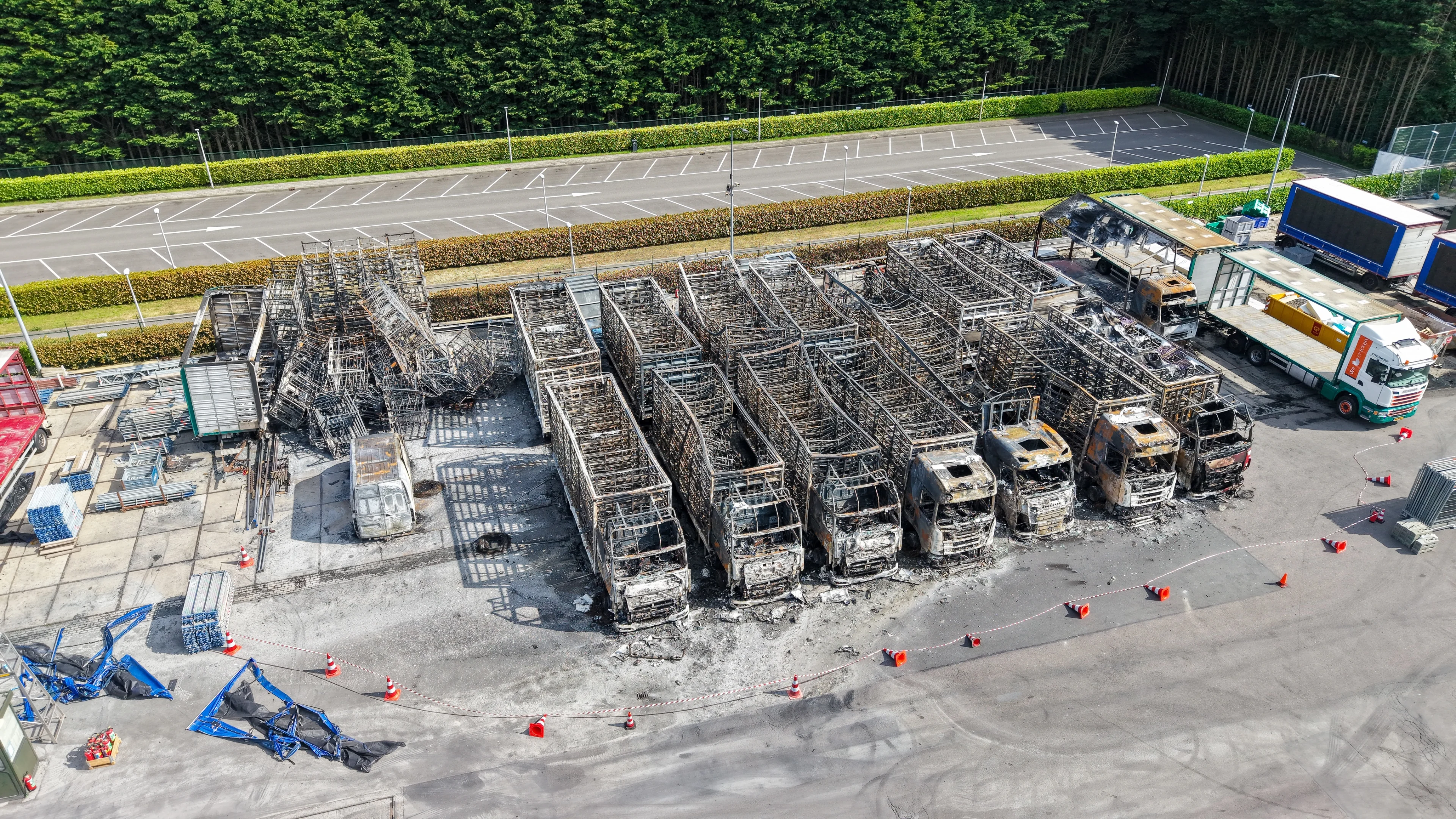 Logo dierenrechten-actiegroep gevonden bij grote brand kippenslachterij Blokker