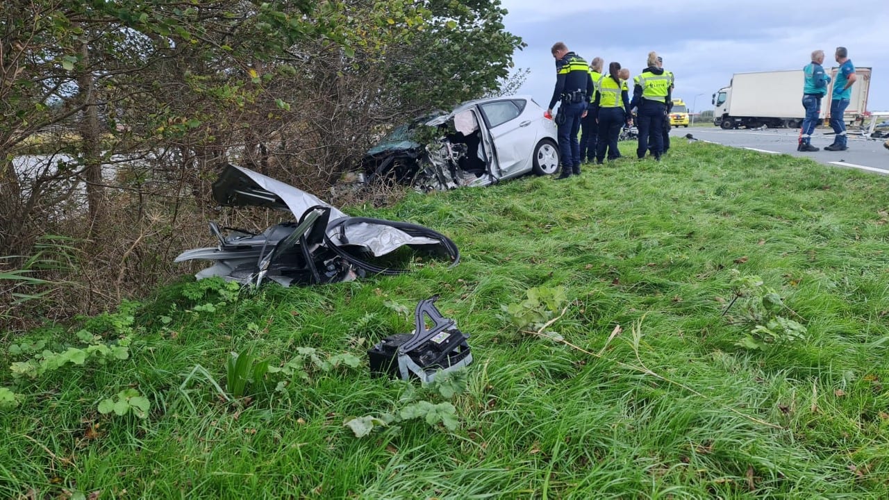 Vrachtwagen en auto klappen op elkaar bij Schagerbrug, vrouw met spoed naar ziekenhuis