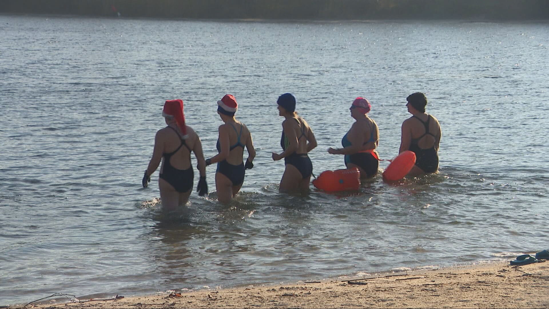 Geen schaatsen maar een badpak: waaghalzen trotseren ijskoud water