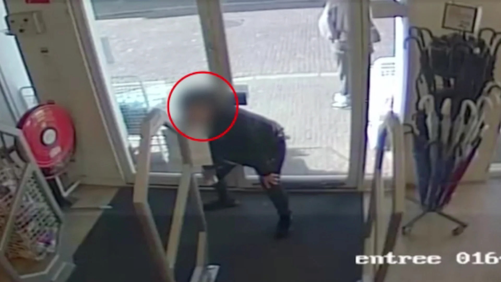 Dochter valt medewerkers Blokker aan nadat haar hoestende vader de winkel uit moet