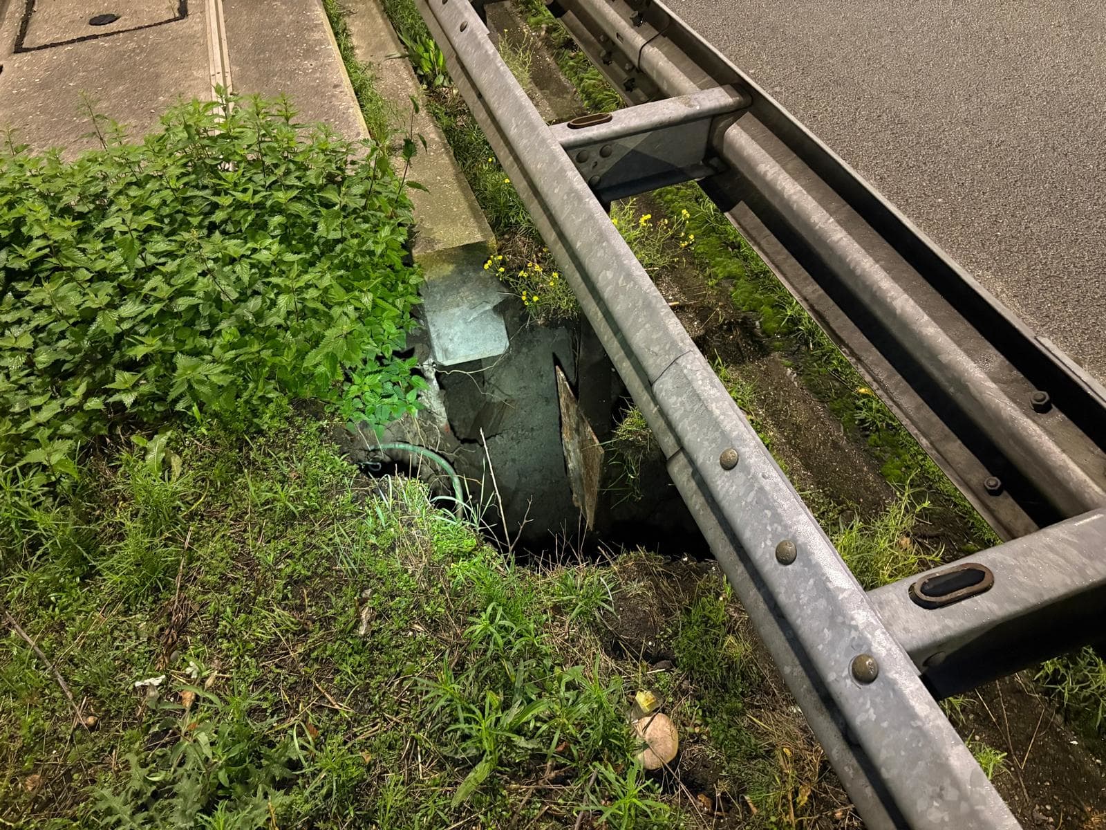 A12 bij Duiven dicht door sinkhole in berm