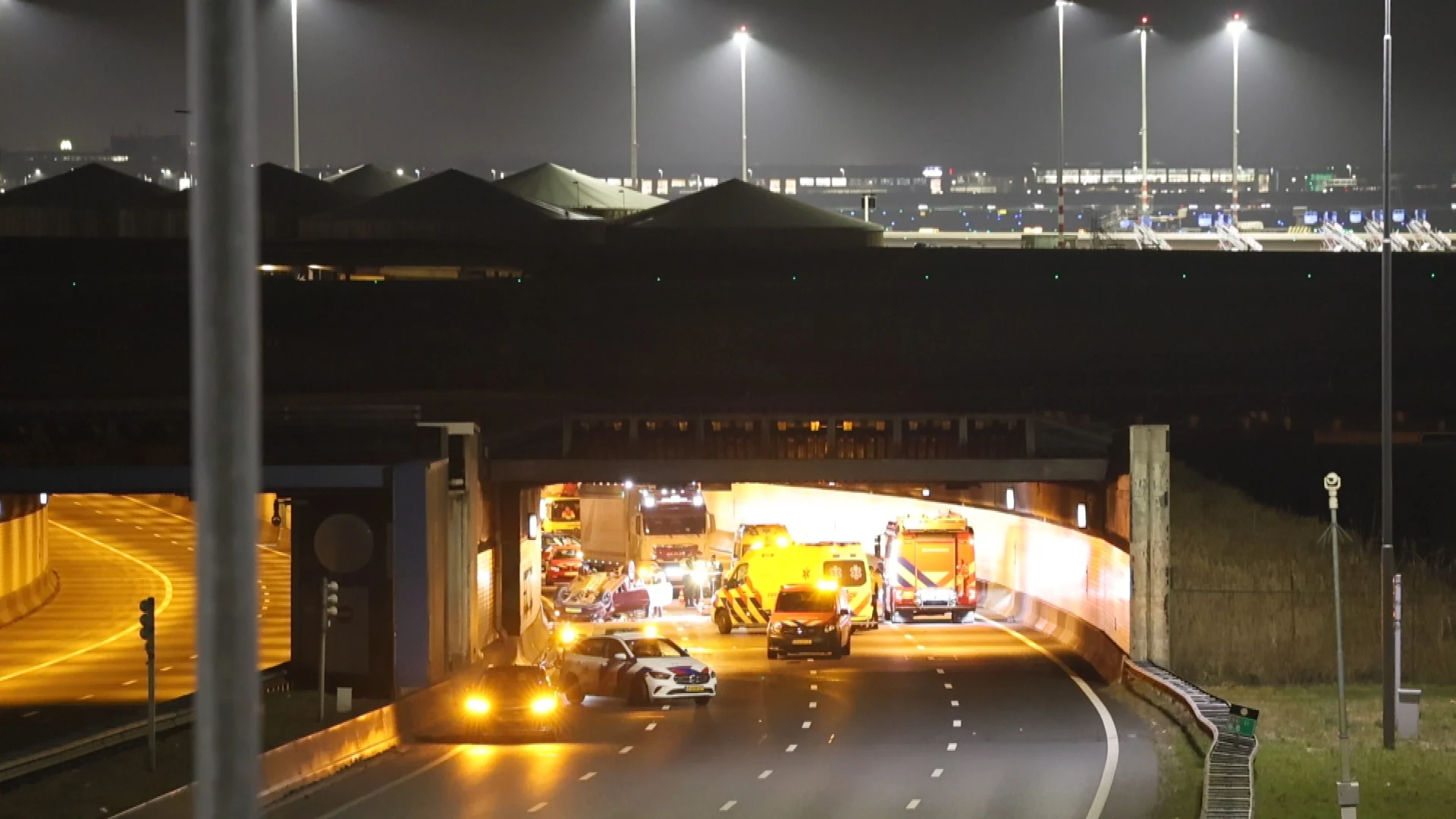 Schipholtunnel afgesloten na ernstig ongeluk met meerdere voertuigen