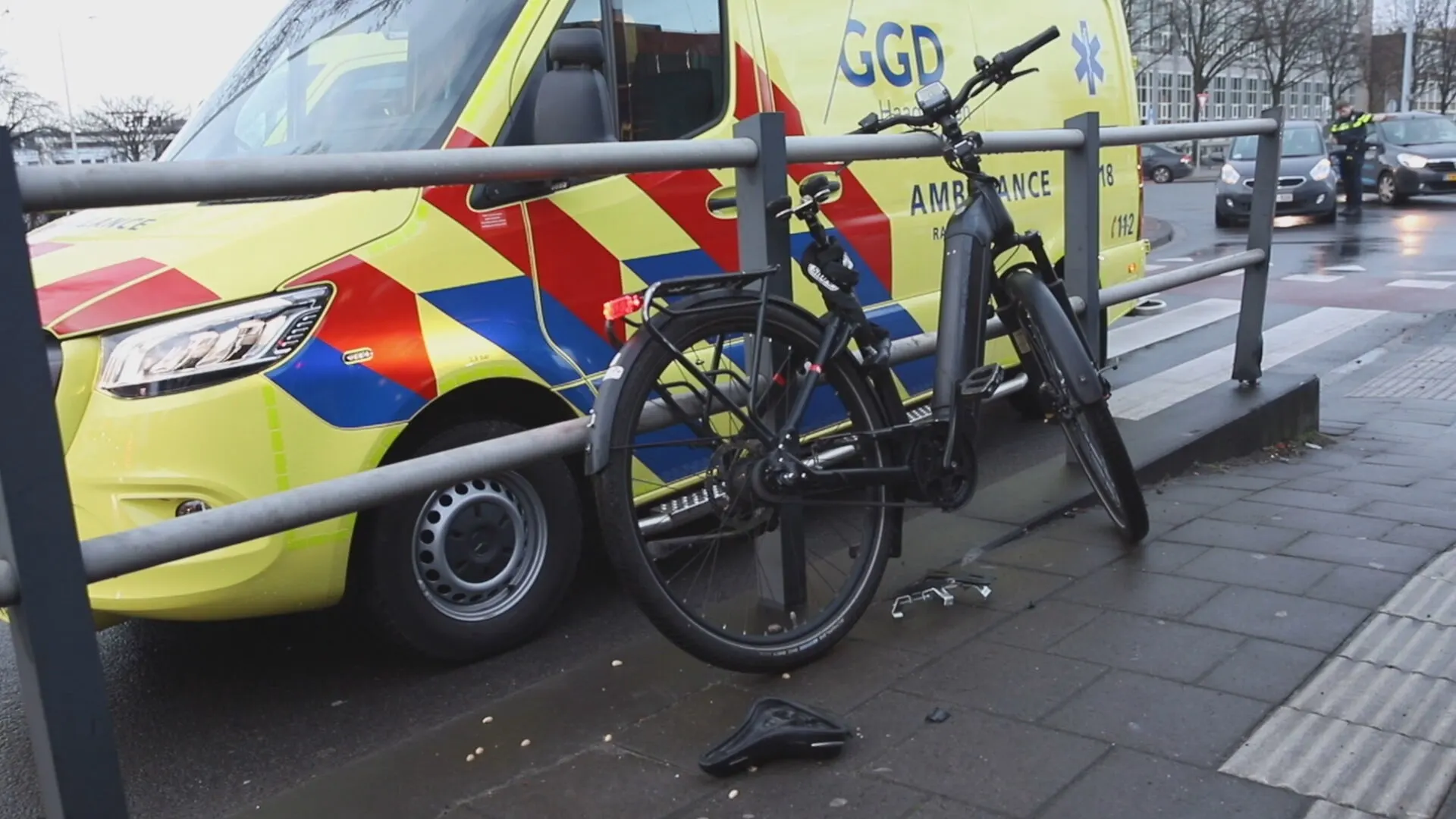 Fietser buiten bewustzijn na aanrijding met tram in Den Haag