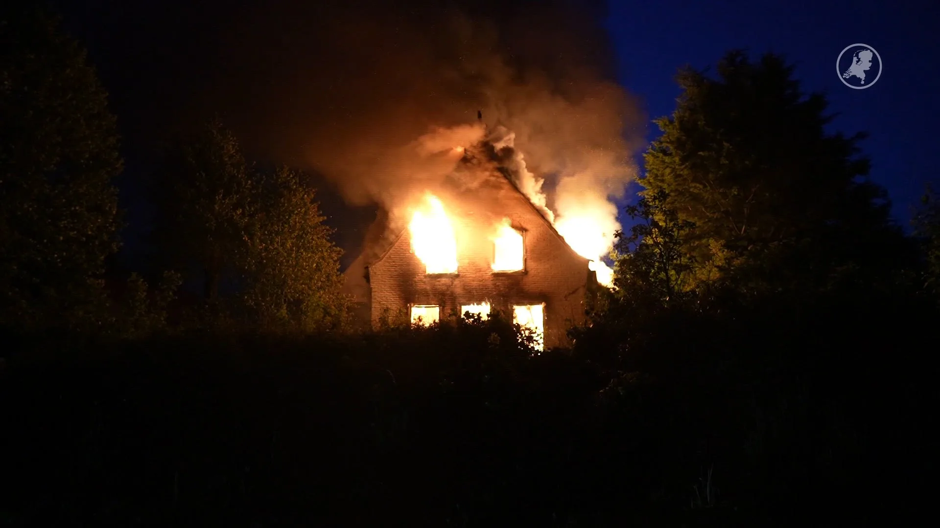 Woning en schuur in Hulten zwaar getroffen door felle brand