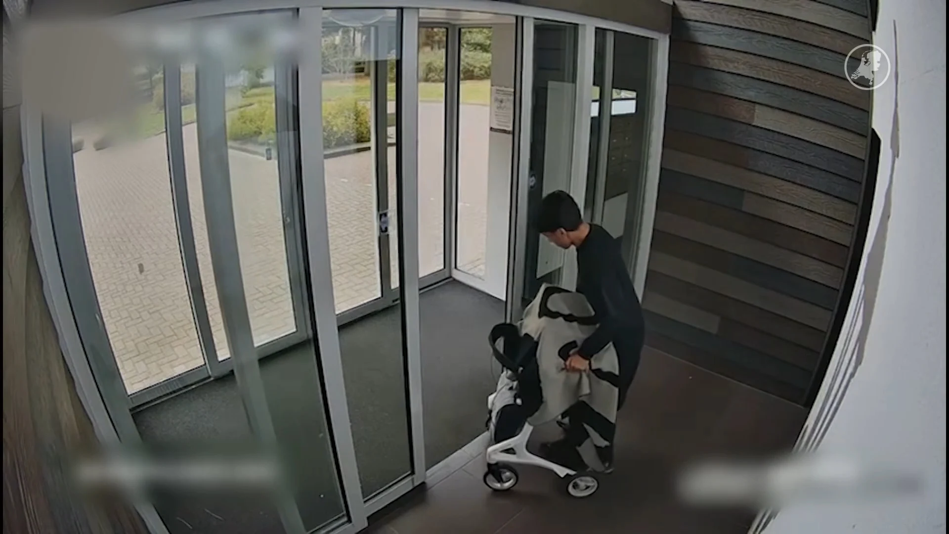 Nepagent gebruikt rollator om kluis van 90-jarige mee te nemen