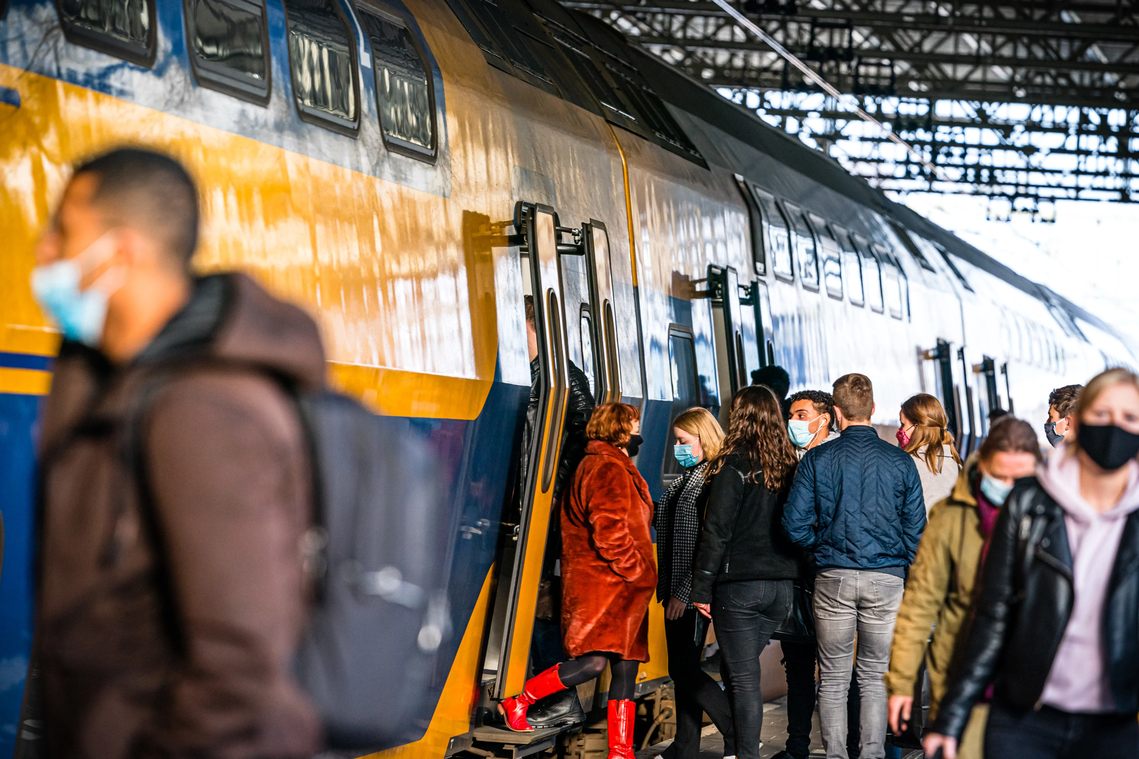 Maandag nog meer uitval van treinen door personeelstekorten ProRail en NS
