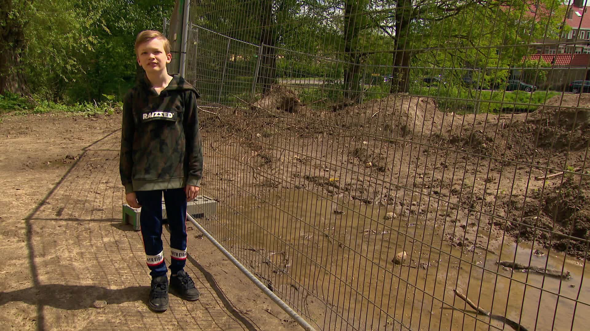 Levi (10) vindt op scherp staande granaat tijdens buitenspelen
