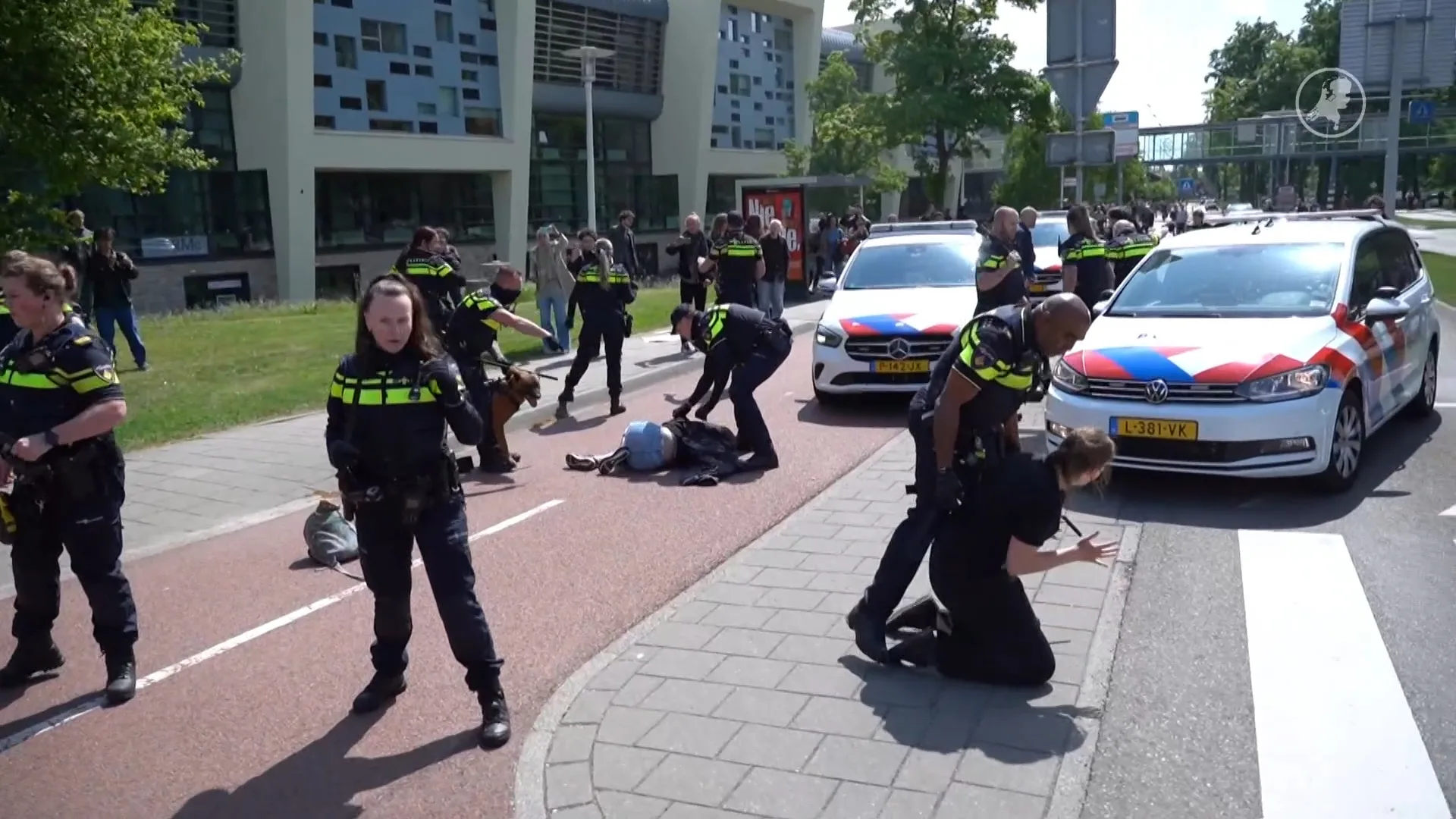 Demonstratie Universiteit Nijmegen loopt uit de hand: 'beveiliger in hand gebeten'