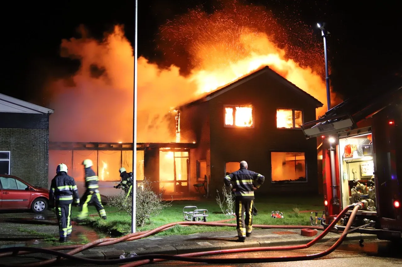 Woning in Stiens volledig verwoest door grote brand