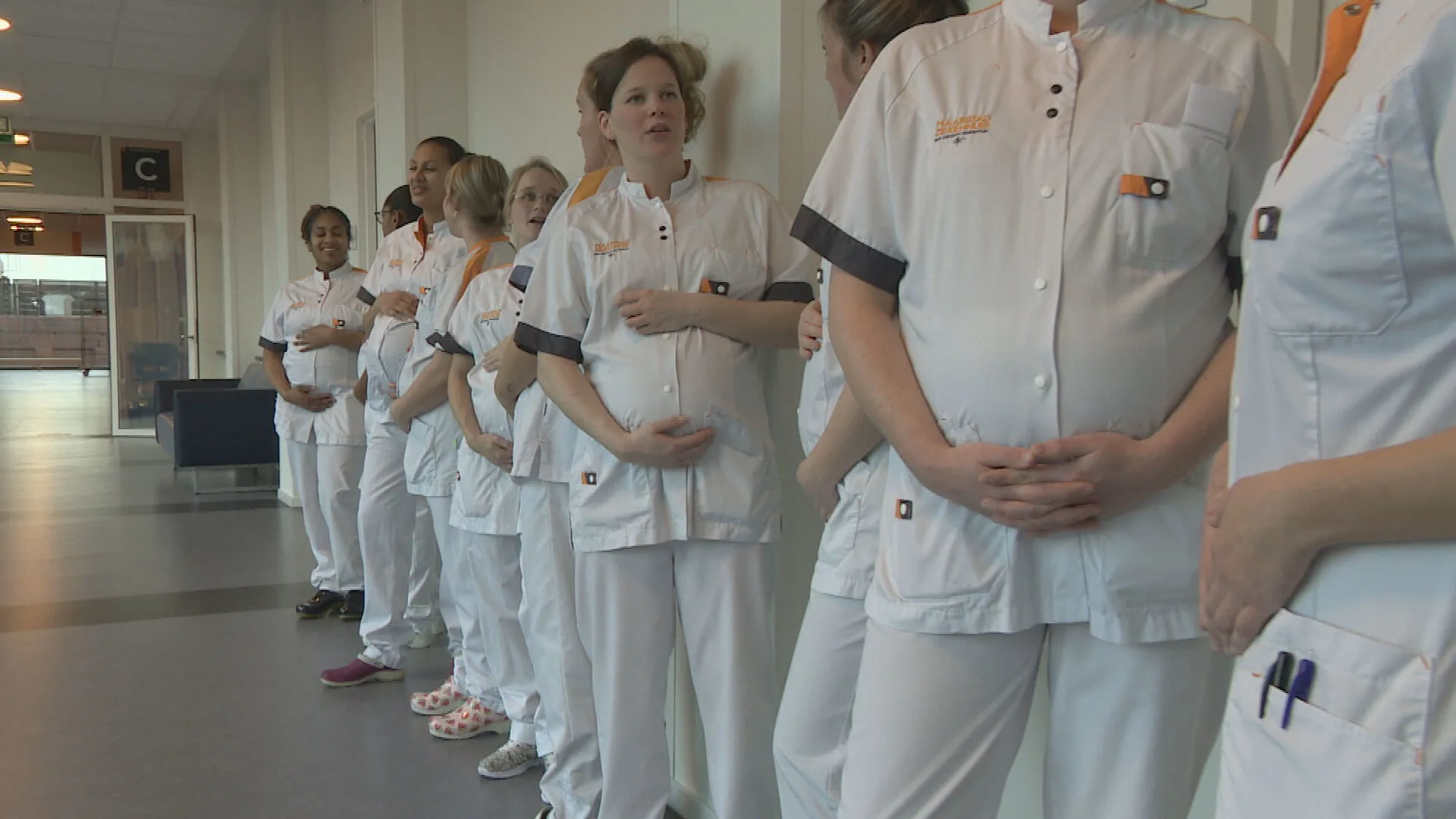 Dertien verloskundecollega's allemaal tegelijk zwanger: 'Bijzonder dat je dat met elkaar kunt delen'