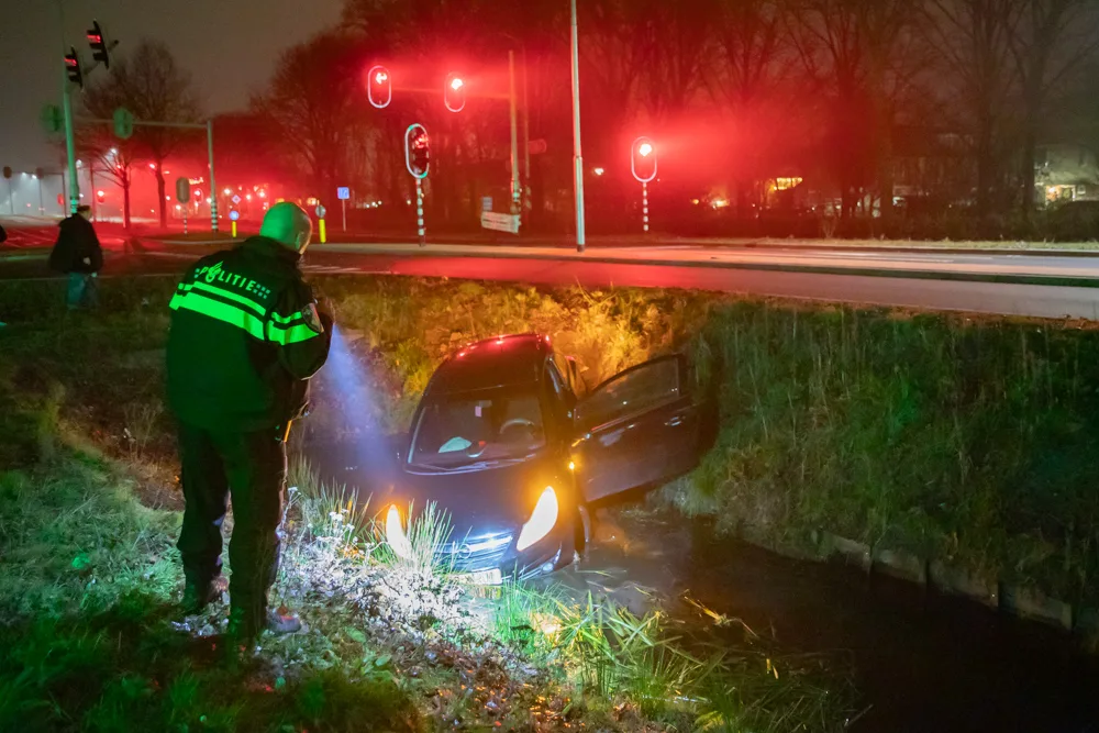 Auto belandt in sloot bij Eemnes na oncontroleerbare niesbui