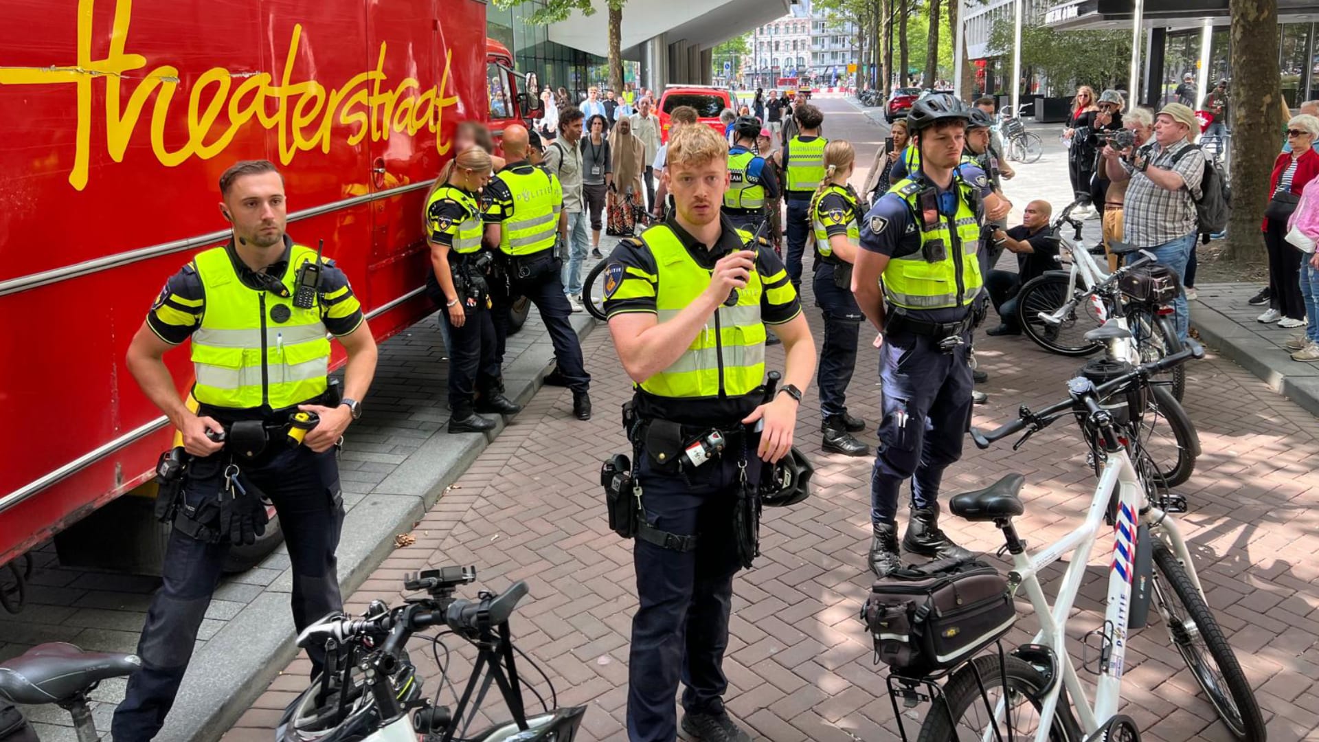 Man rent podium op tijdens mars tegen femicide: aangehouden door politie