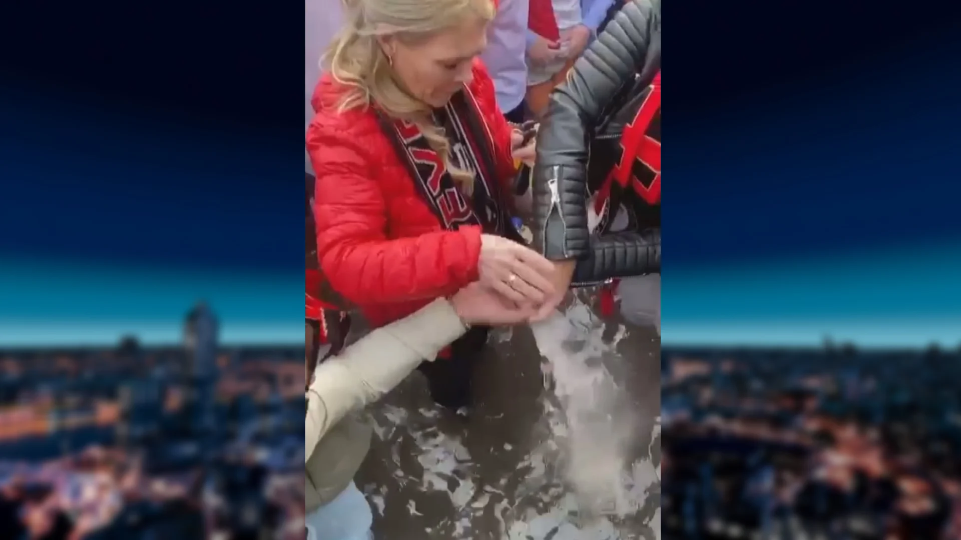 As van opa uitgestrooid in fontein tijdens Feyenoordfeest