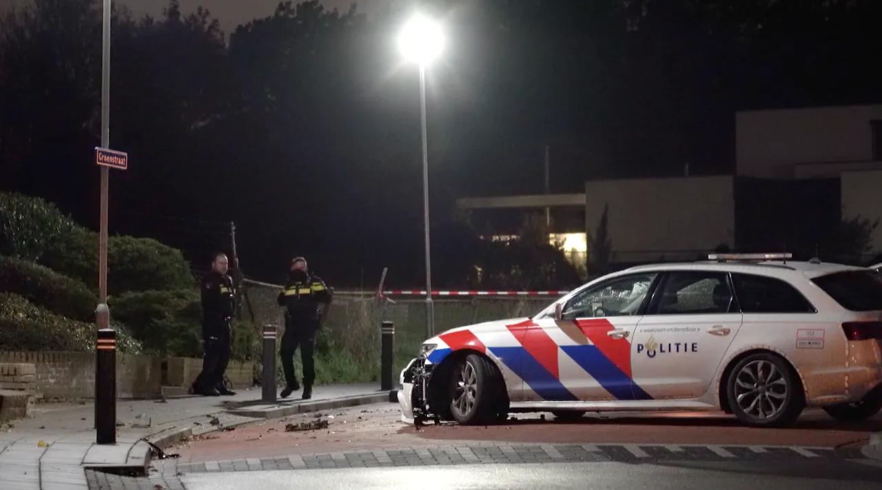 Agent gewond na aanrijding met gestolen auto, politie lost schoten