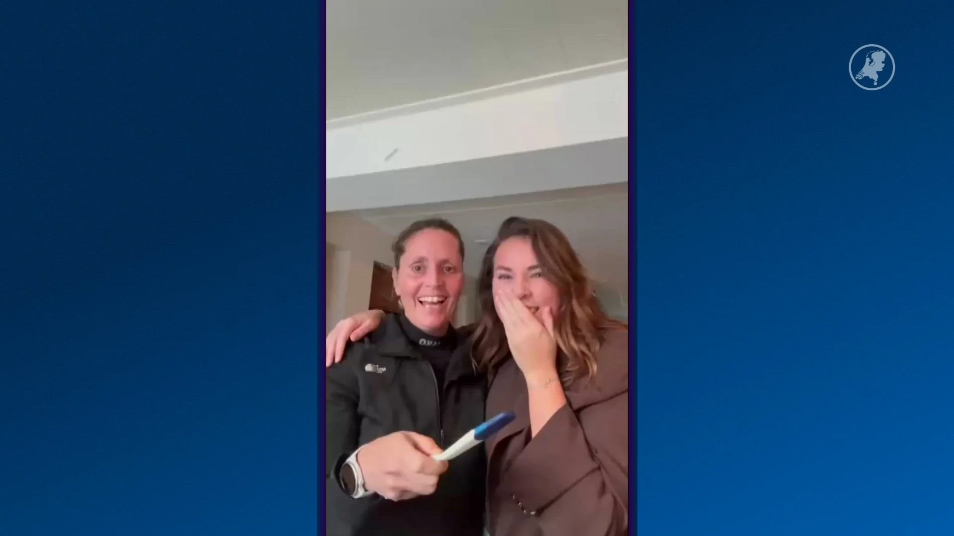 Draagmoeder Angela draagt haar eigen kleinkind