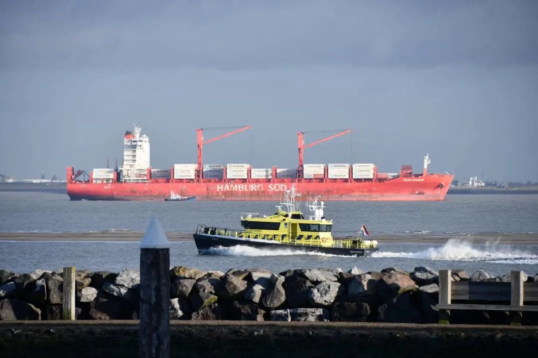 Helikopter takelt gewonde man van schip op Westerschelde