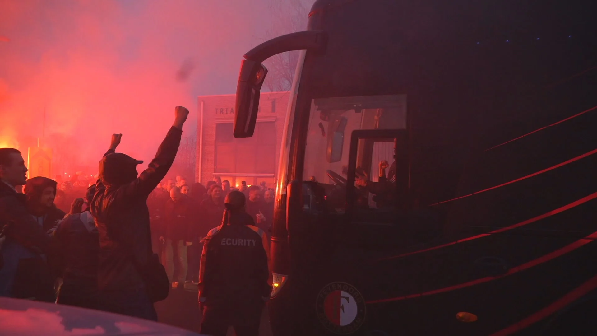Spelersbus Feyenoord door feestende fans onthaald