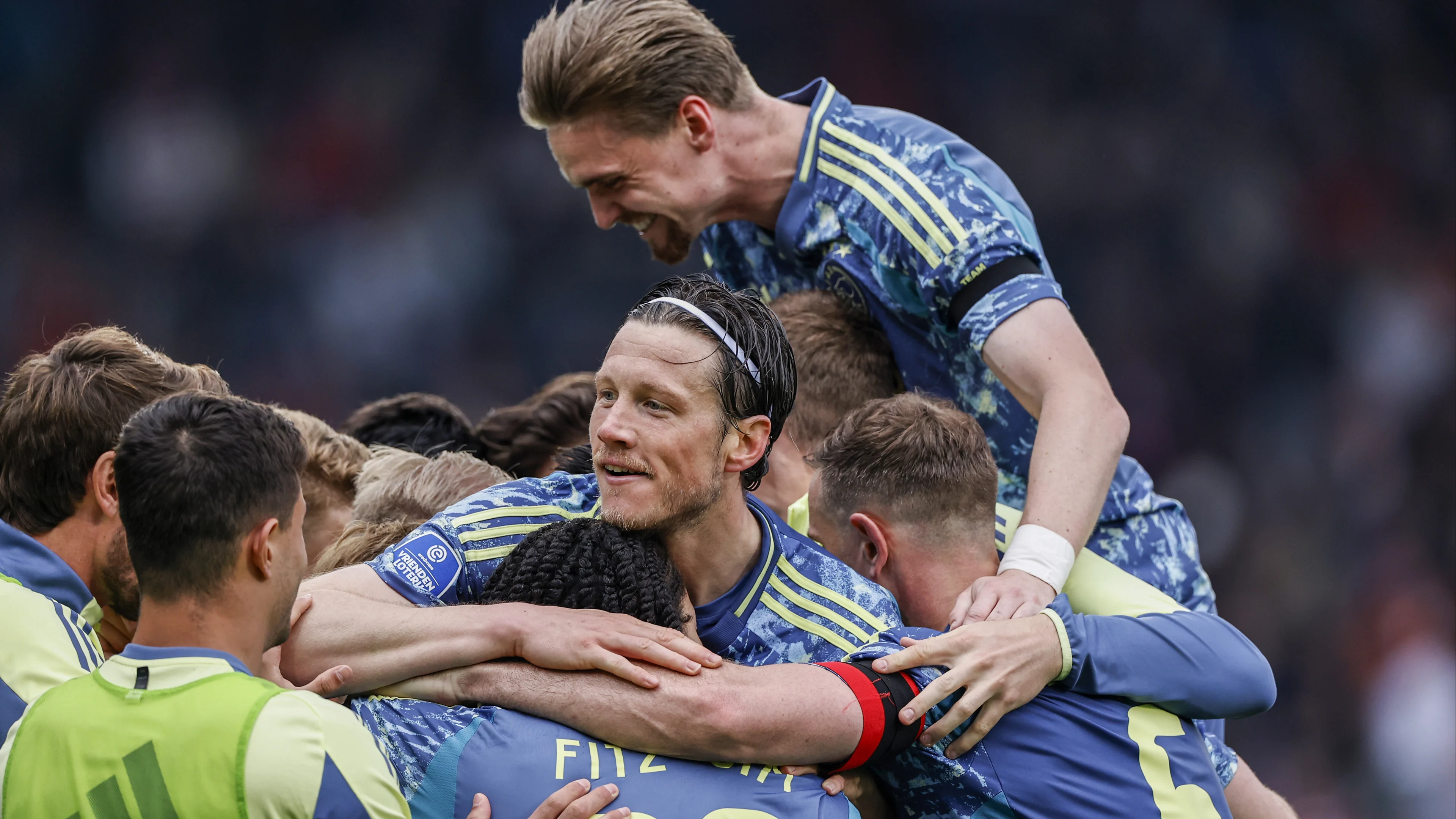 Koploper Ajax ontsnapt aan uitglijder, wint moeizaam bij Willem II