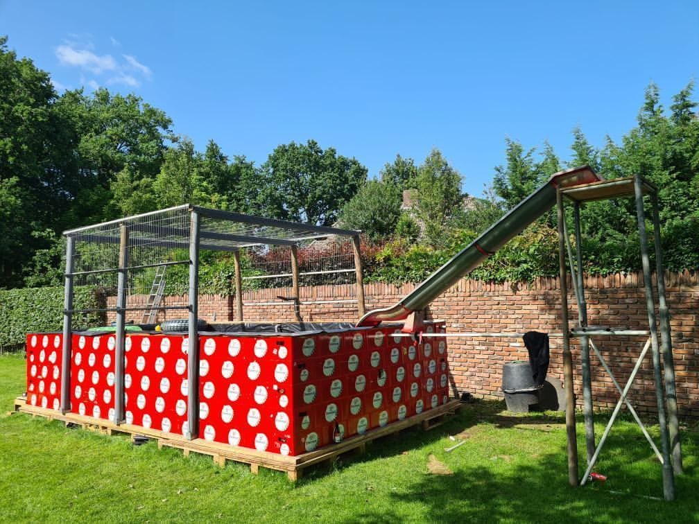 Brabantse vriendengroep bouwt zwembad van honderden bierkratten in achtertuin