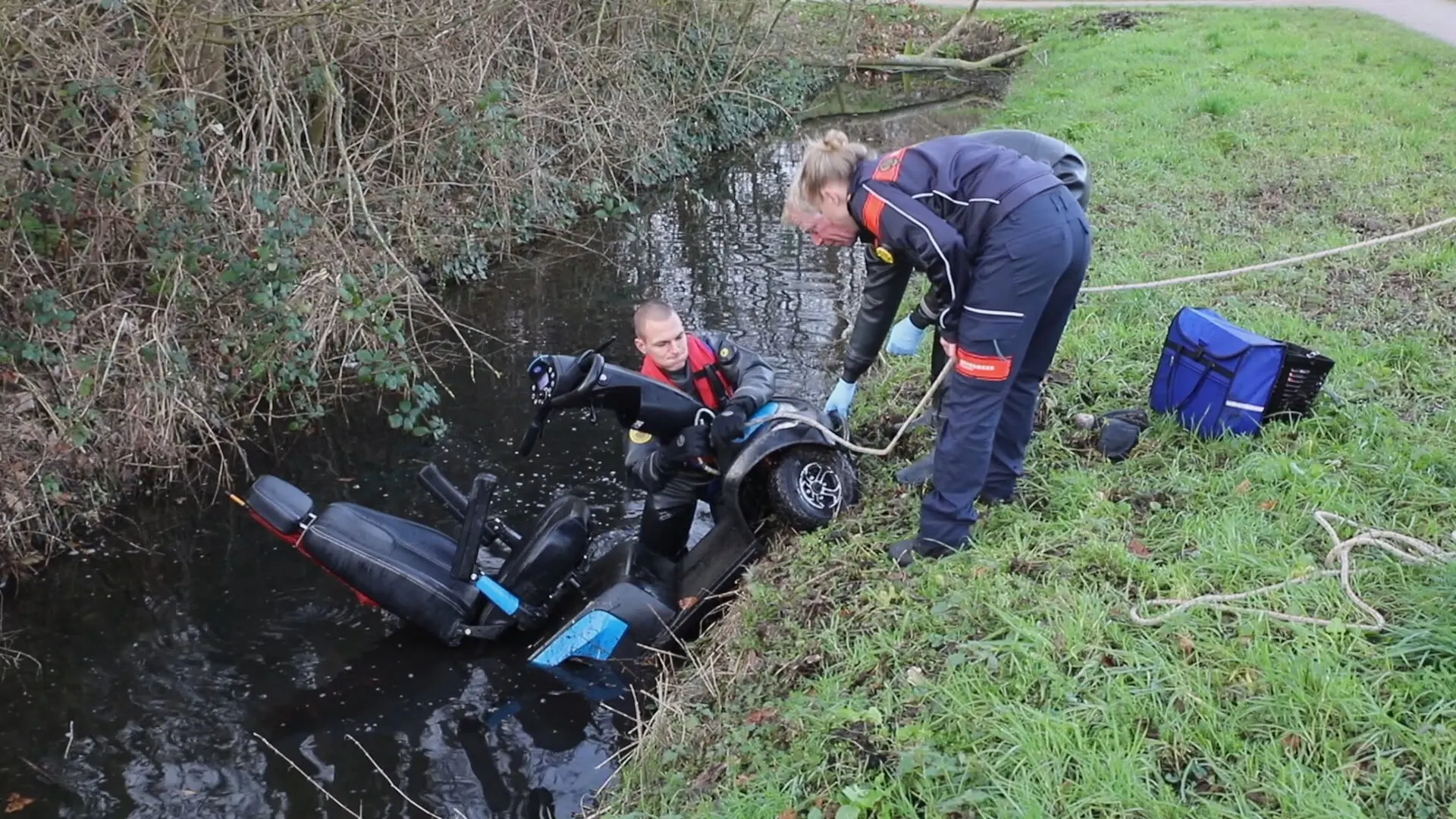 Vrouw met scootmobiel belandt in sloot, vriendin redt haar uit het water