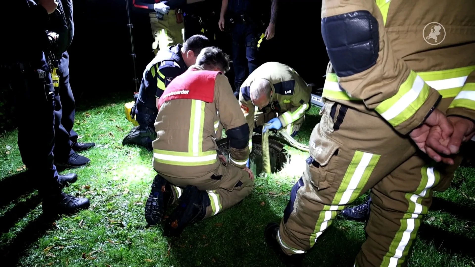 Vrouw naar ziekenhuis na val in put in Vijfhuizen