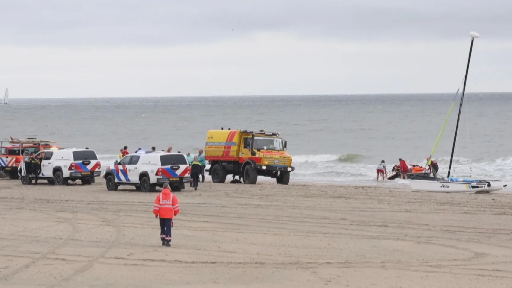 Leerlingen zeilschool in nood op zee bij Scheveningen, één naar ziekenhuis