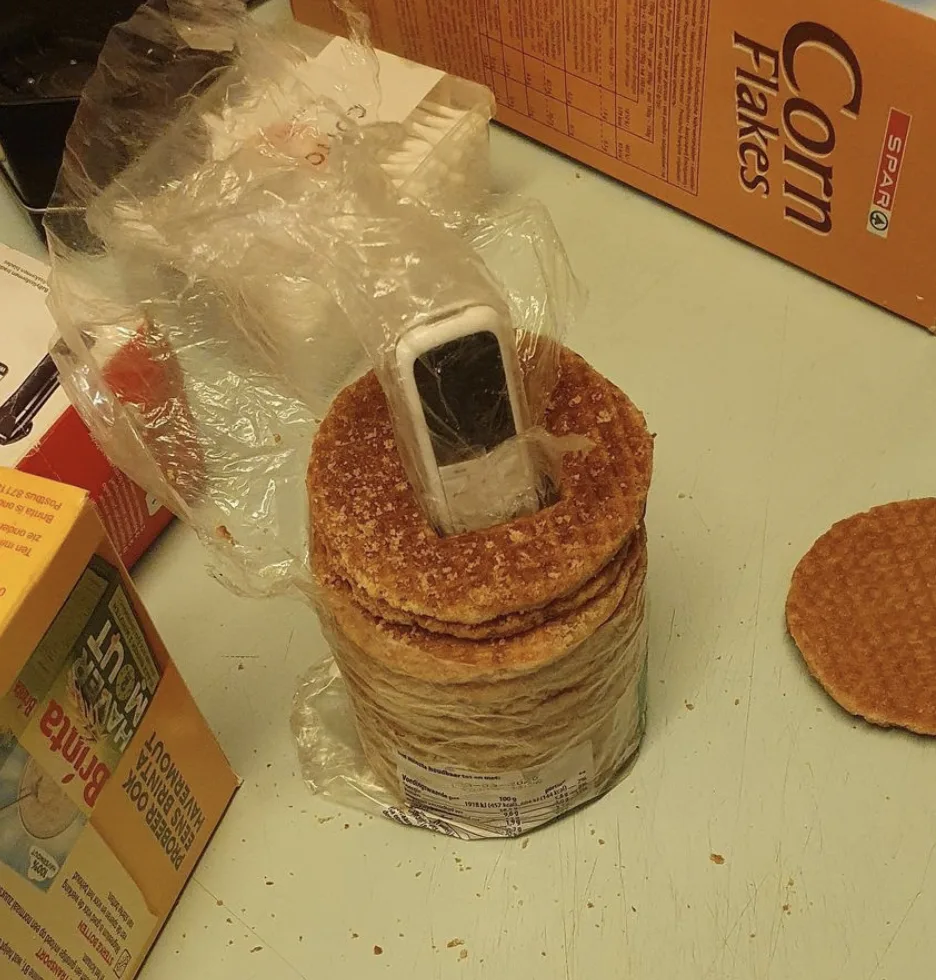 Telefoons in pakken stroopwafels, zó smokkelen gevangenen verboden spullen de gevangenis in