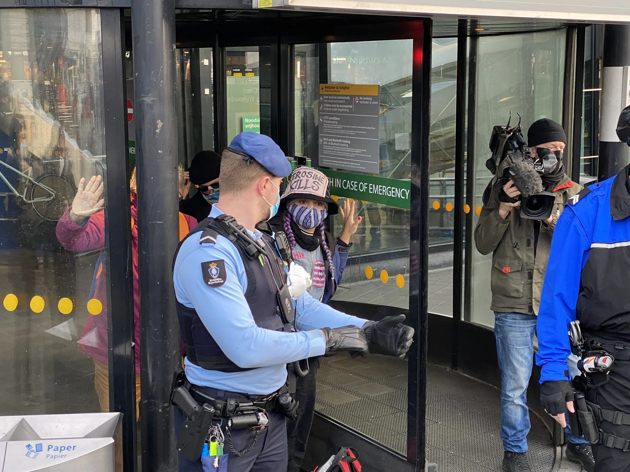 Exctinction Rebellion blokkeert ingangen op Schiphol