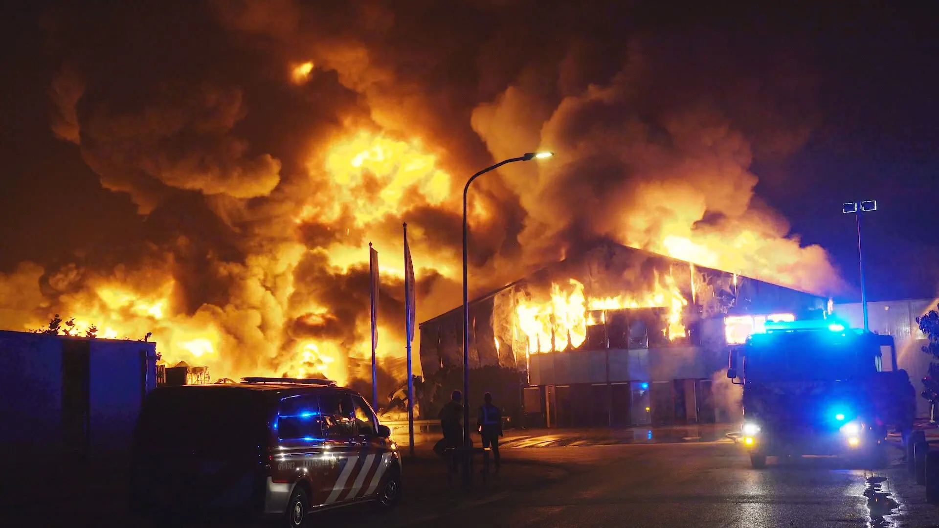 Grote brand bij afvalbedrijf in Groningse Leek onder controle