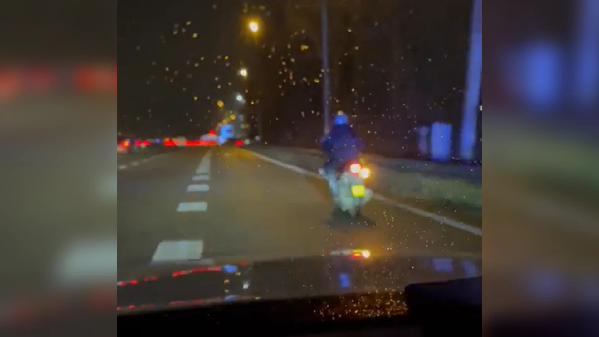 Politie pikt bromscooter van de snelweg: 'Ik moet naar werk!'