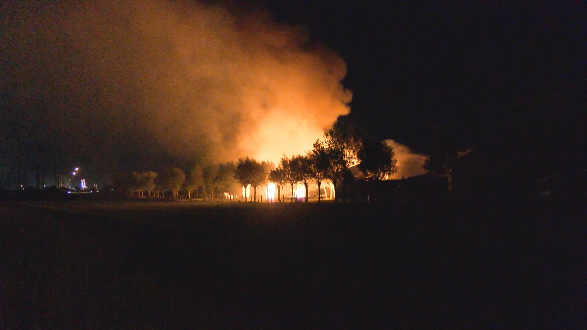 Asbest vrijgekomen bij uitslaande brand loods Nieuwdorp