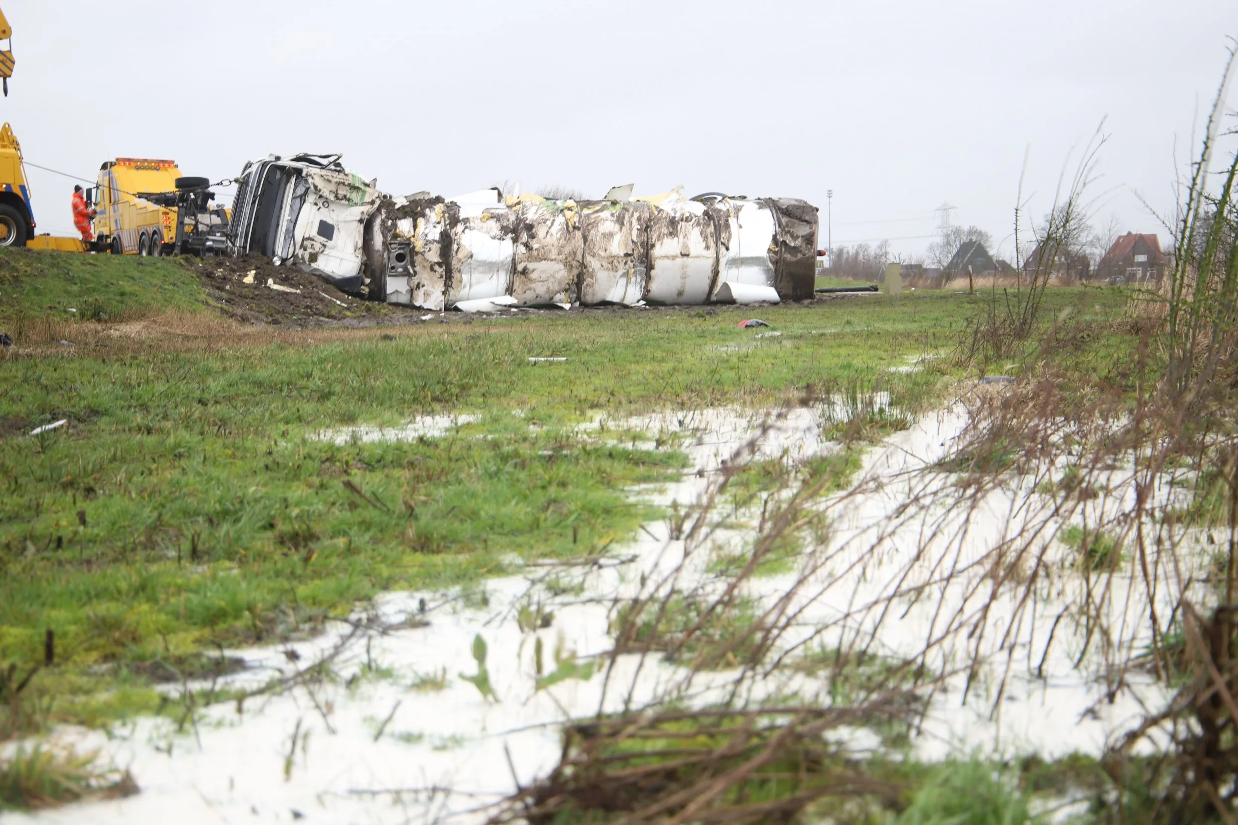 Vrachtwagen vol met melk van weg geblazen op N32 door harde wind