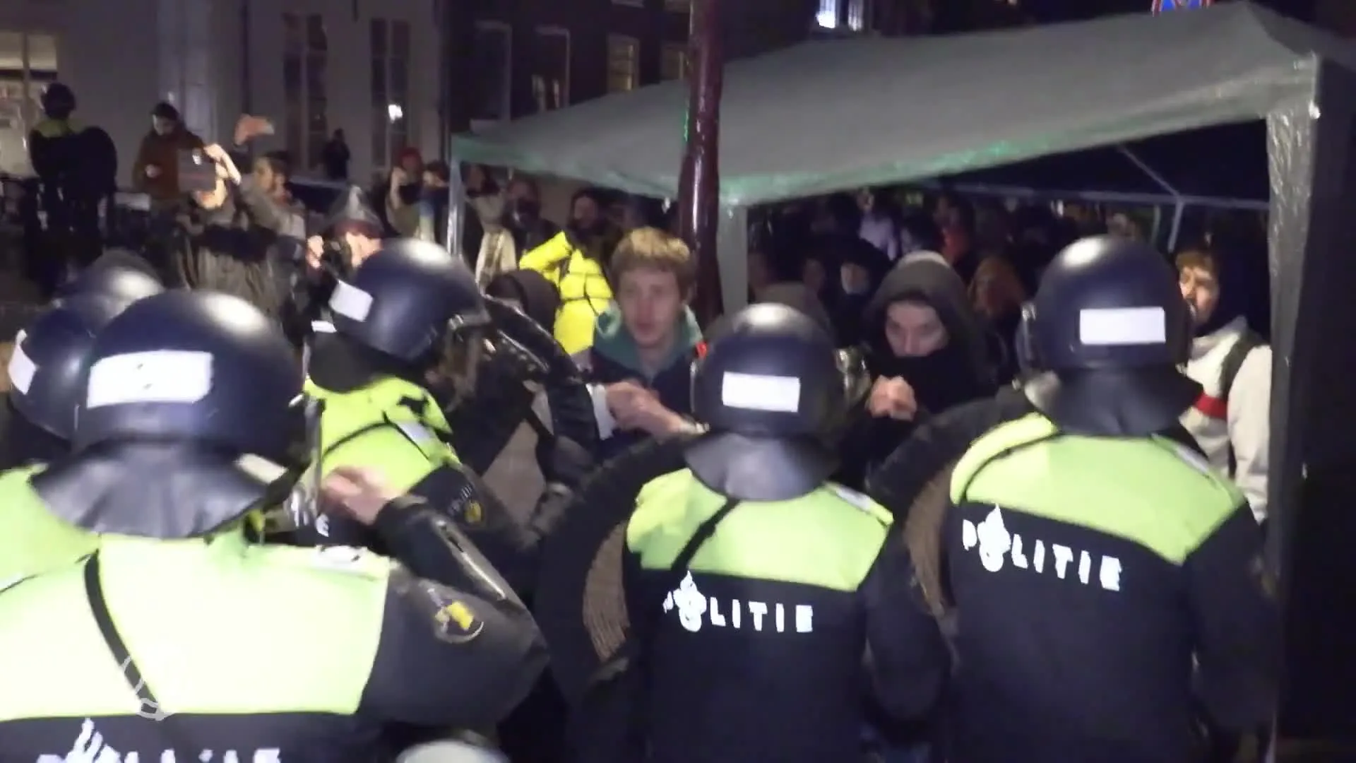 Dertig klimaatactivisten opgepakt bij ontruiming UvA-gebouw