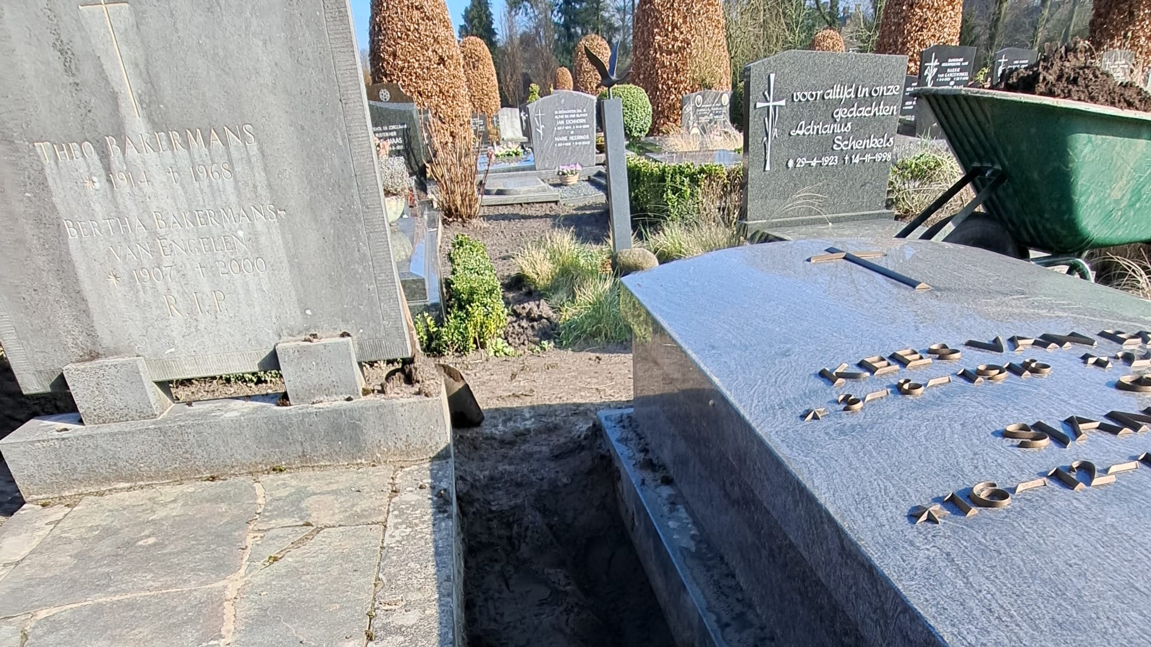 Drijfzand en gaten op kerkhoven door extreem weer: 'Je kijkt door de graven heen'