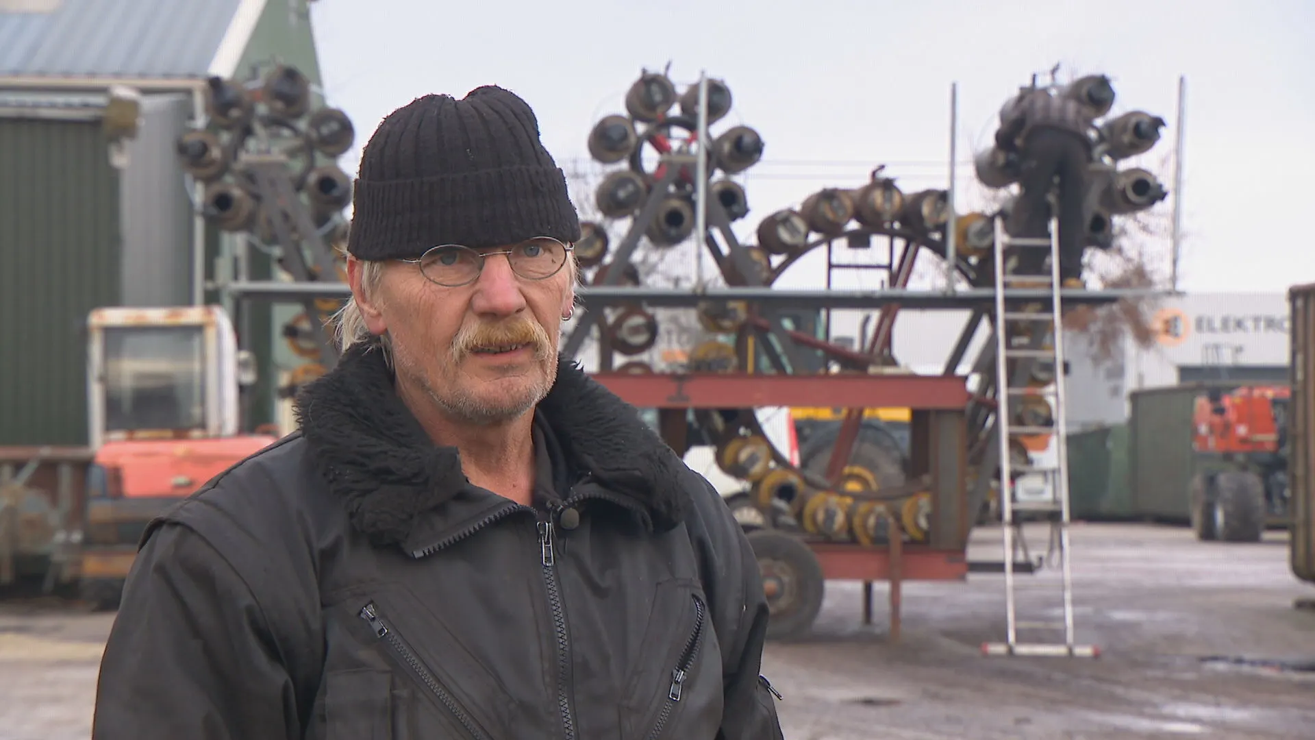 Henk-Jan bouwt zijn gigantische carbidkanon uit: in totaal 61 carbidbussen