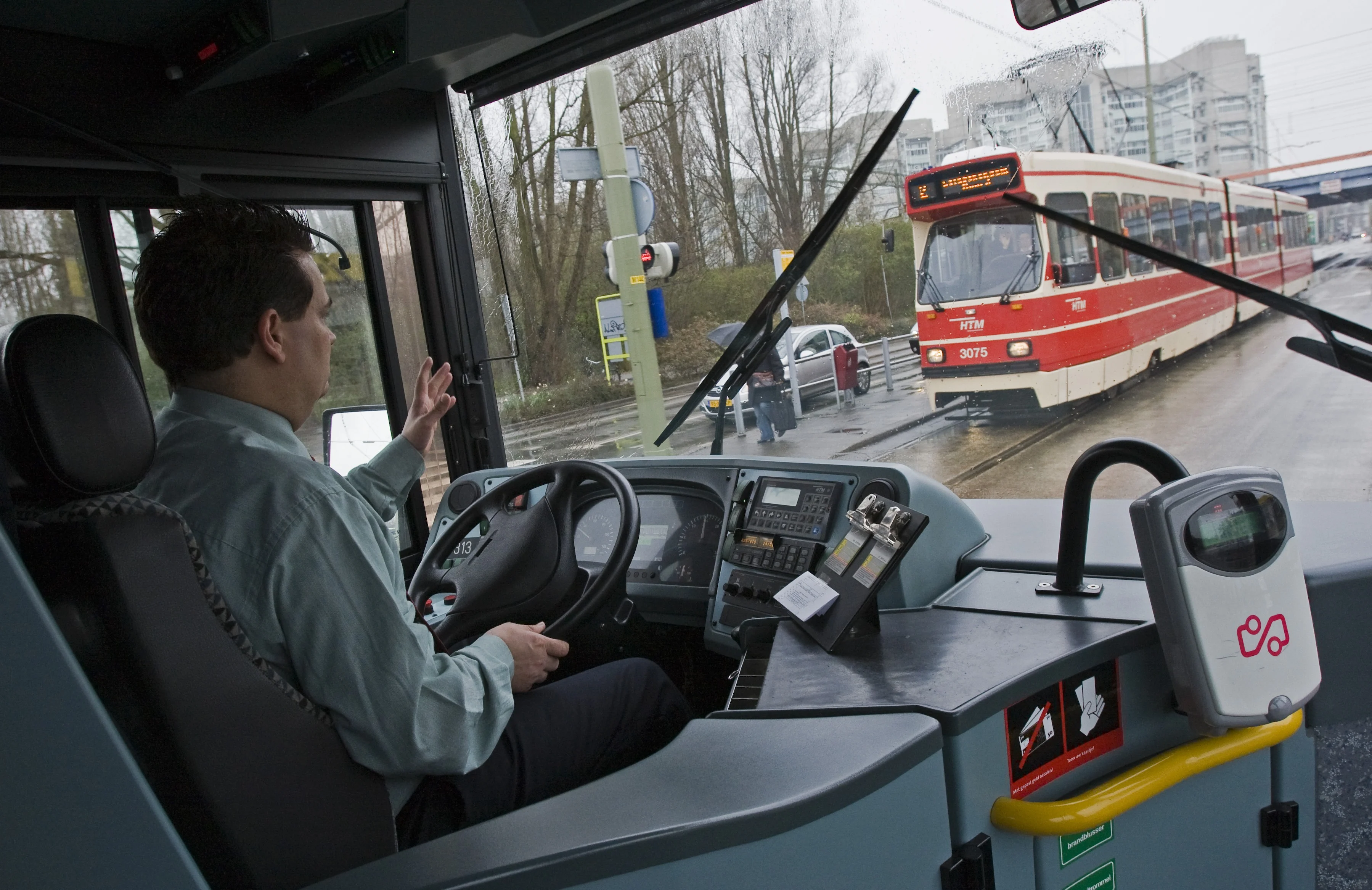 Victor en vrienden laten 'buswuif' viraal gaan: 'De trillende vinger, de groetcirkel en de saluut'
