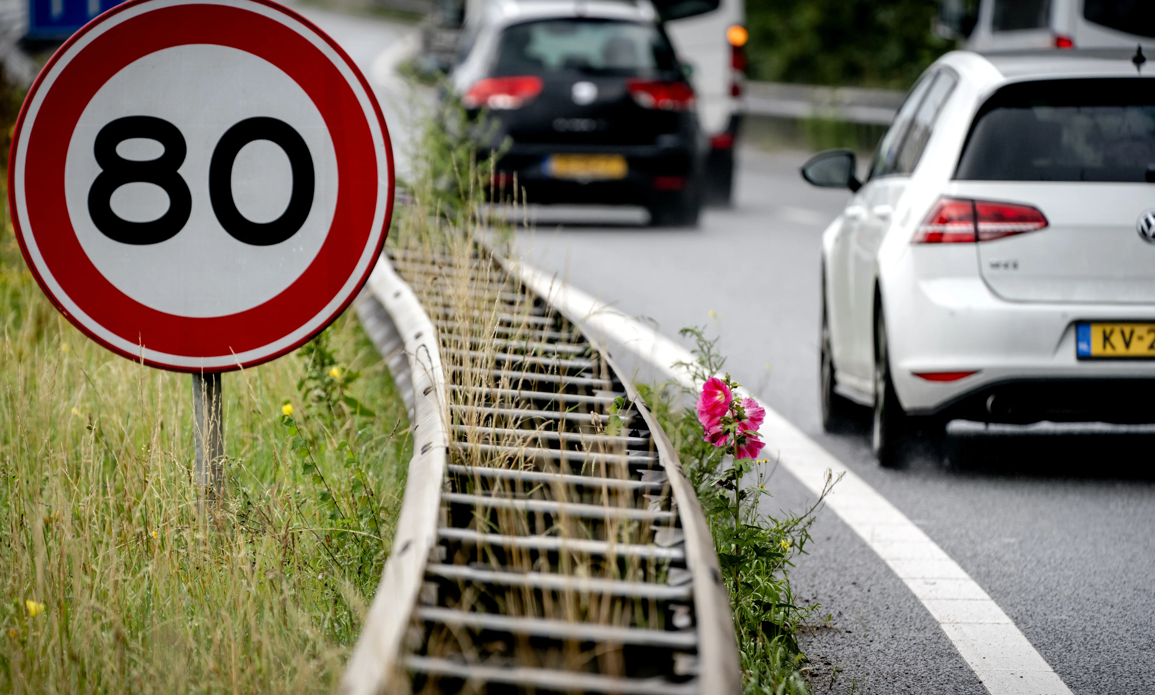 'Verlaag maximumsnelheid op 80 kilometer-wegen om ongelukken te voorkomen'