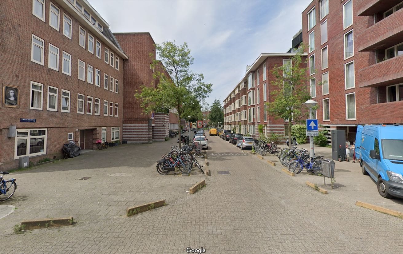 Dode man aangetroffen in geparkeerde auto in Amsterdam