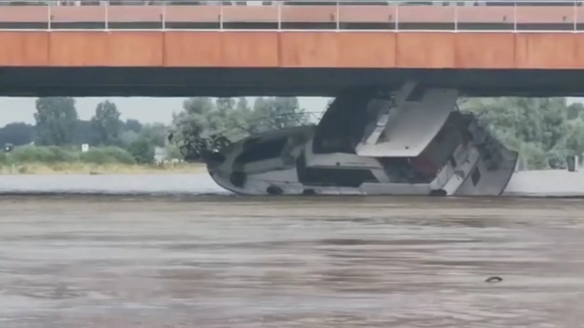 VIDEO: Binnenvaartschip en plezierjacht knallen tegen brug bij Zutphen