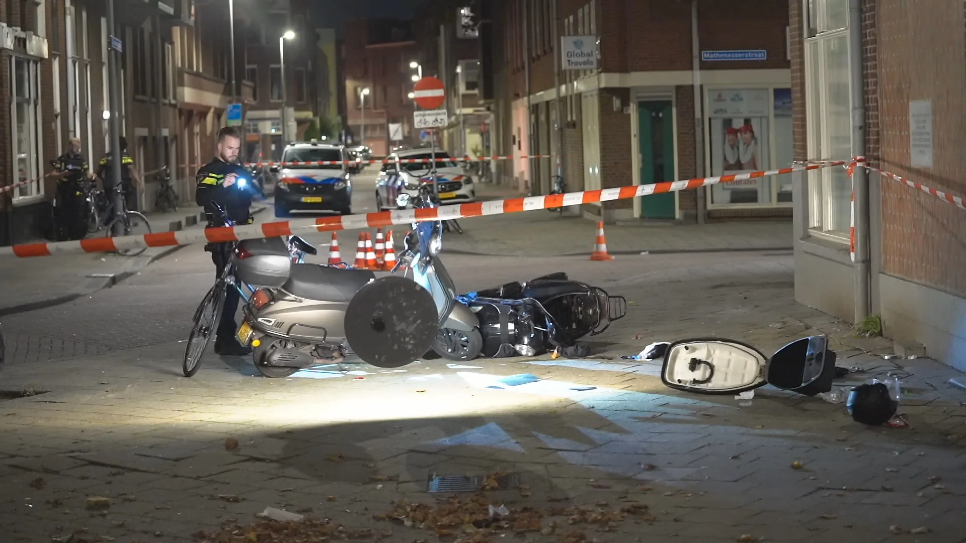 Auto beschoten in Rotterdam, bestuurder botst van schrik tegen lantaarnpaal