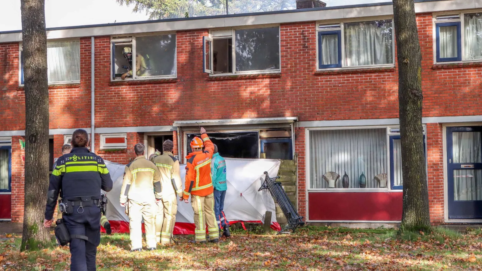 Dode en twee gewonden door brand in woning in Emmen