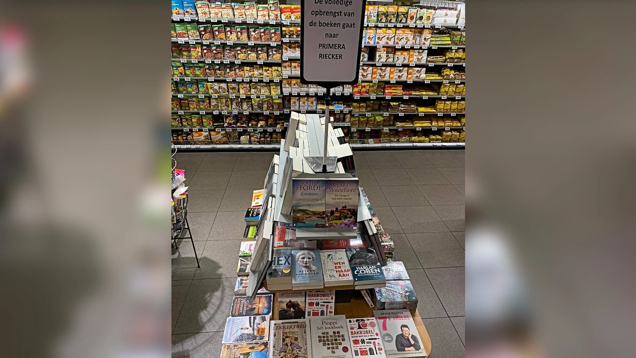 Supermarkt verkoopt boeken om buurman te steunen: 'Je moet elkaar helpen in deze tijden'