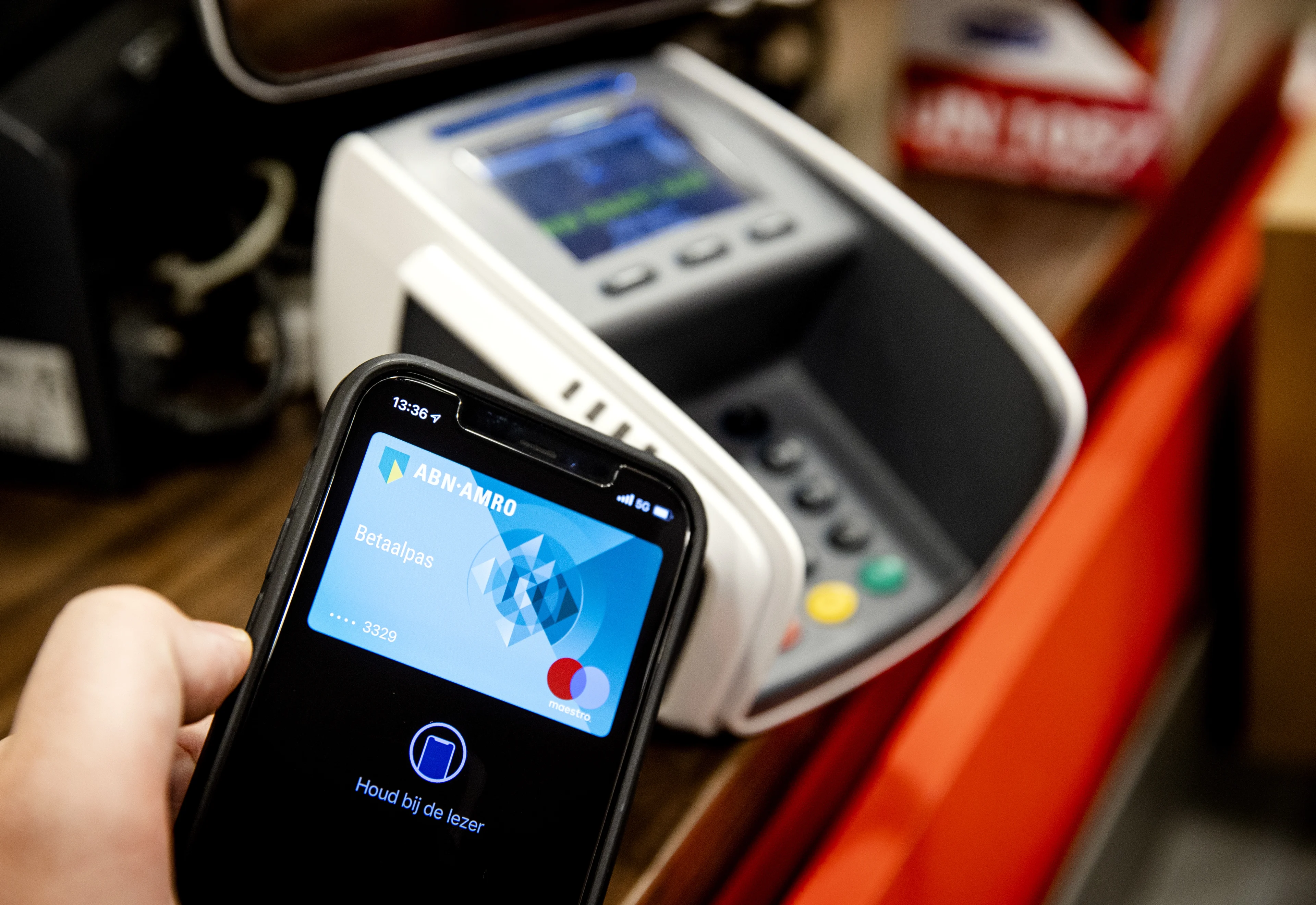 Smartphone verslaat pinpas: zo vaak betalen we nu contactloos