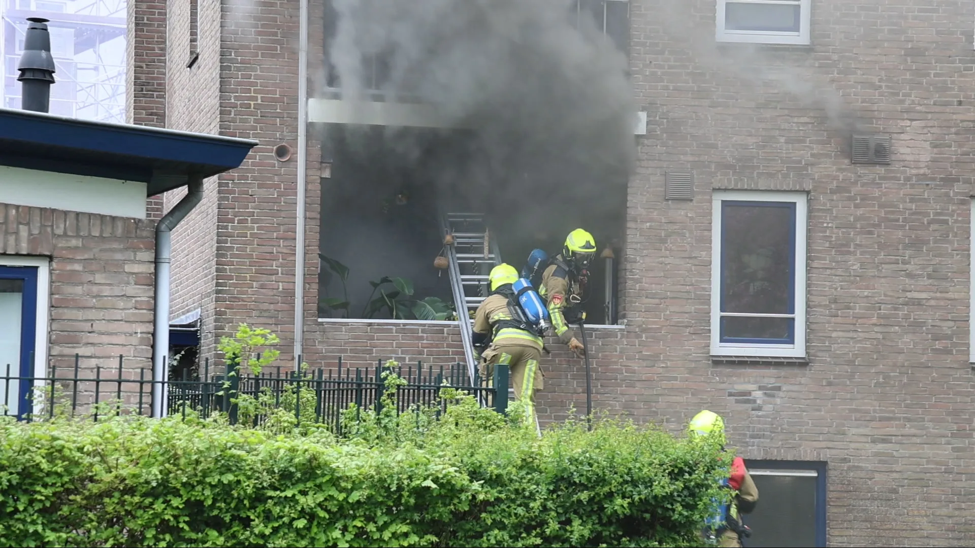 Hond overleden bij woningbrand Haarlem, twee mensen naar ziekenhuis