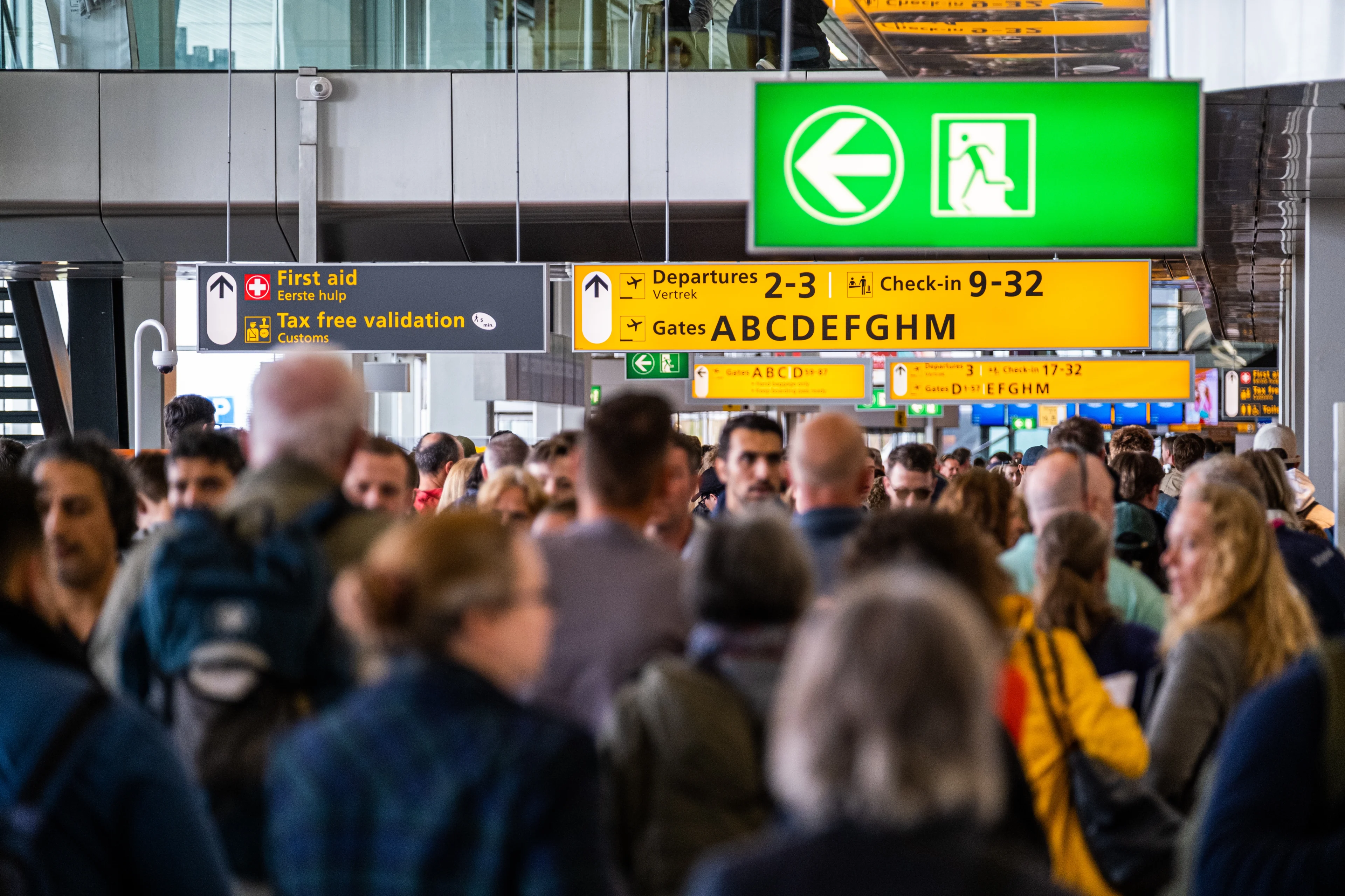 Opnieuw lange rijen op Schiphol: 'Halflege vluchten vertrekken wegens vertraagde passagiers'
