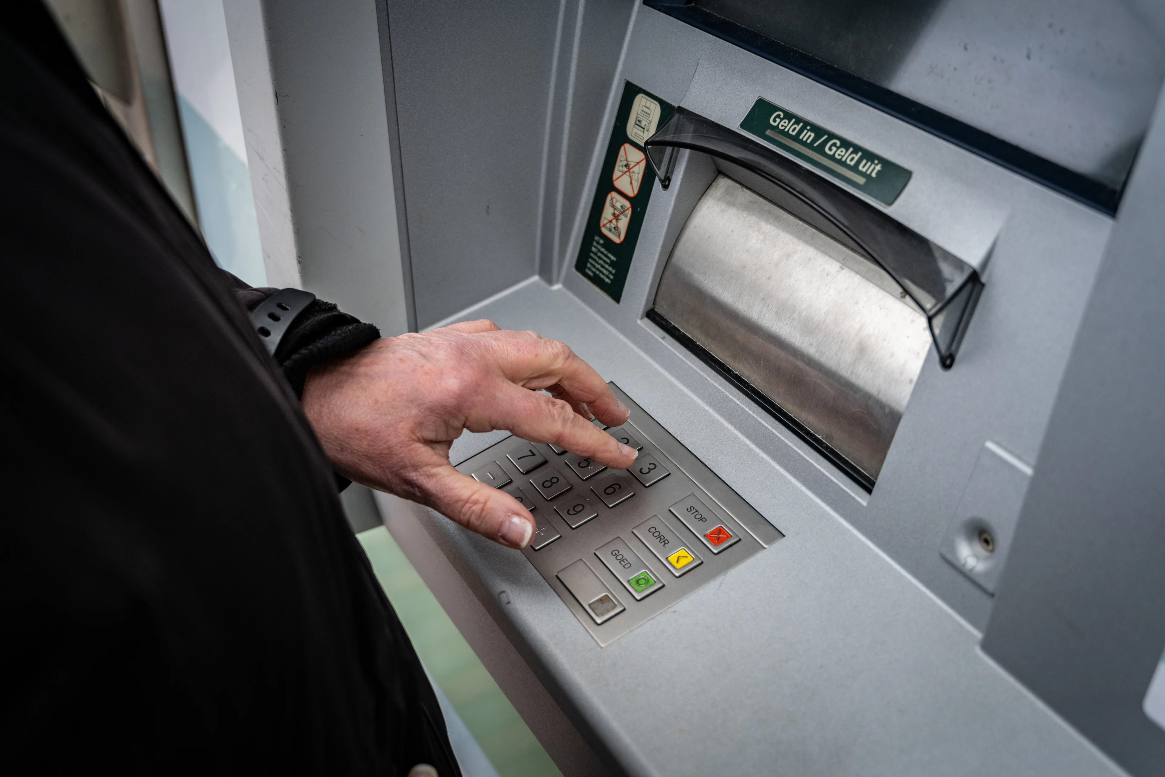 Grote bedragen pinnen gaat geld kosten, kwetsbare mensen de dupe