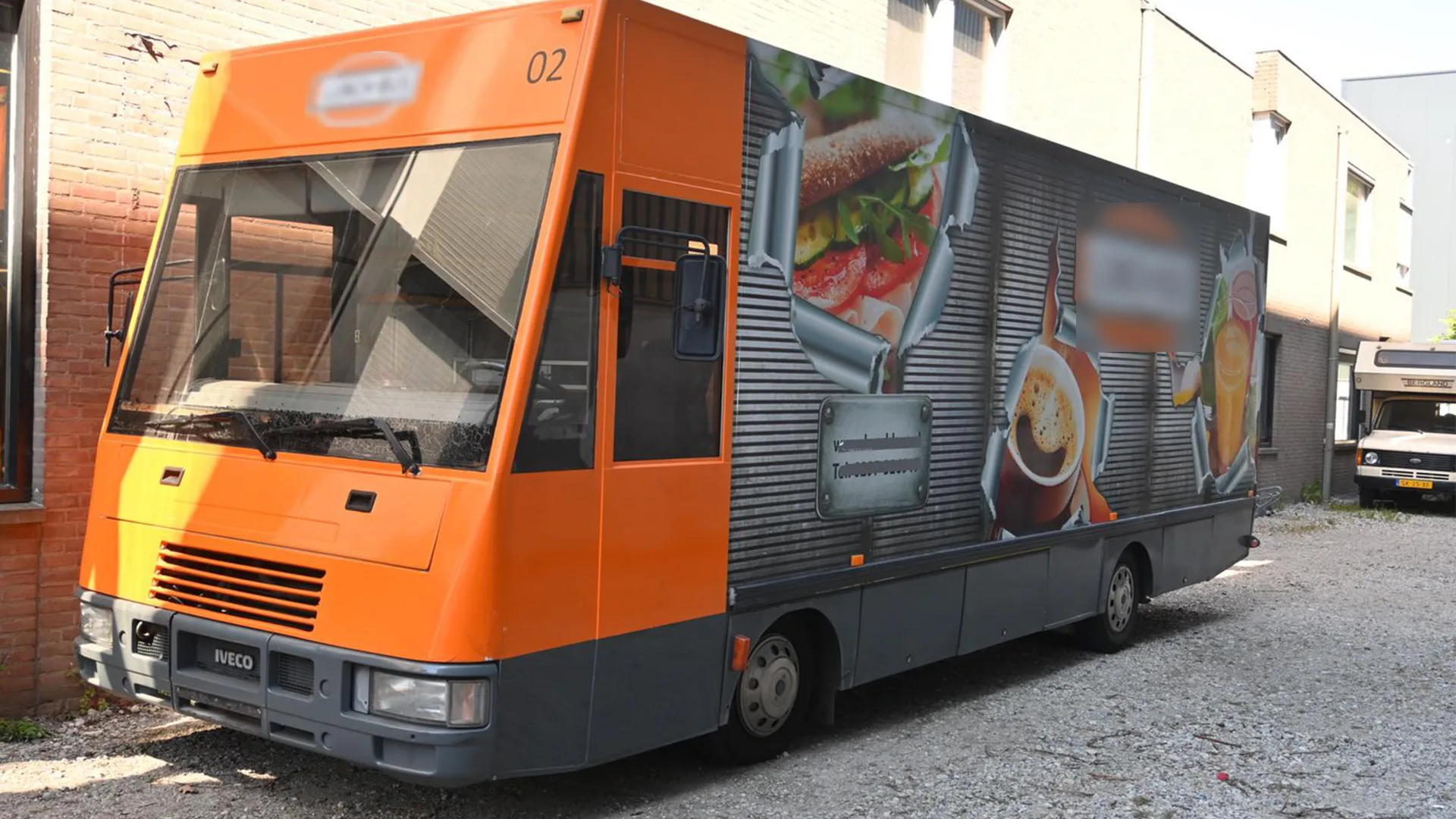 Tonny kan haar geluk niet op: eindelijk is er een nieuwe wagen voor Tonnekes Rijdende Winkel