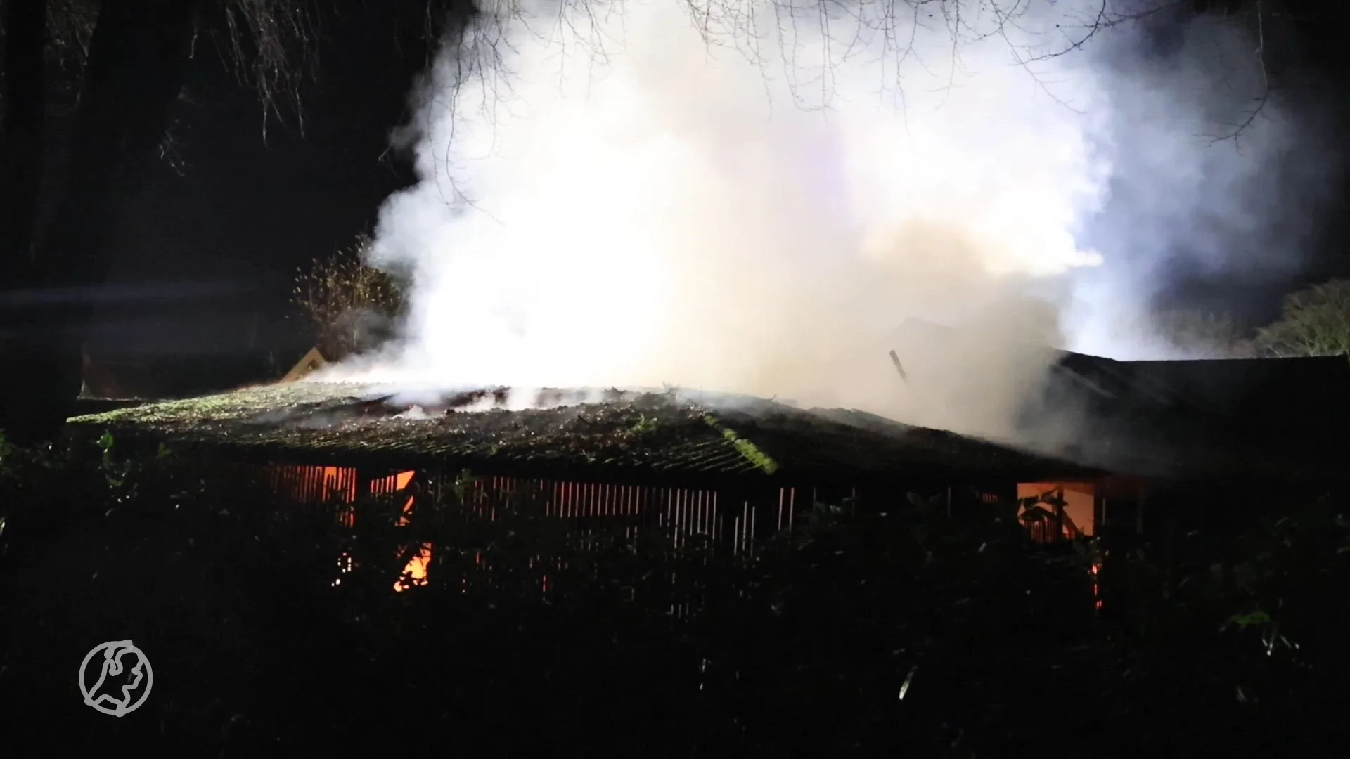 Felle brand verwoest loods met caravans in Rottevalle